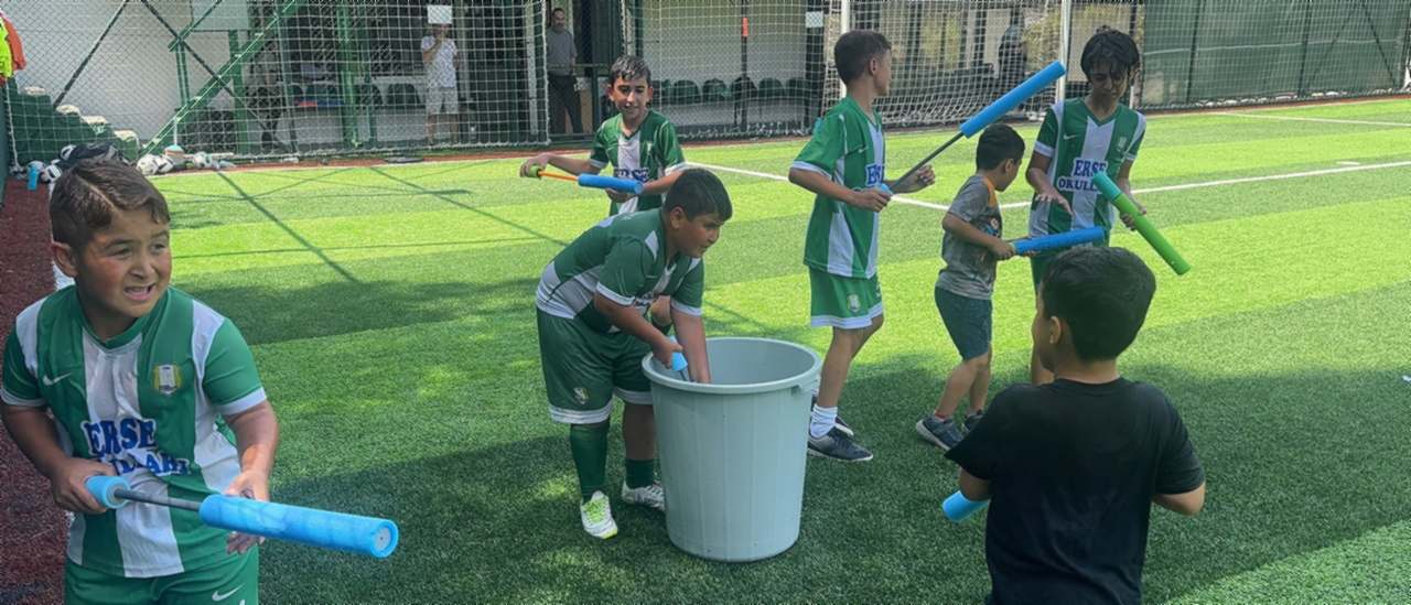 Ataşehir Çamoluk Spor Kulübü sahasında antrenman çalışması yapan futbolcular