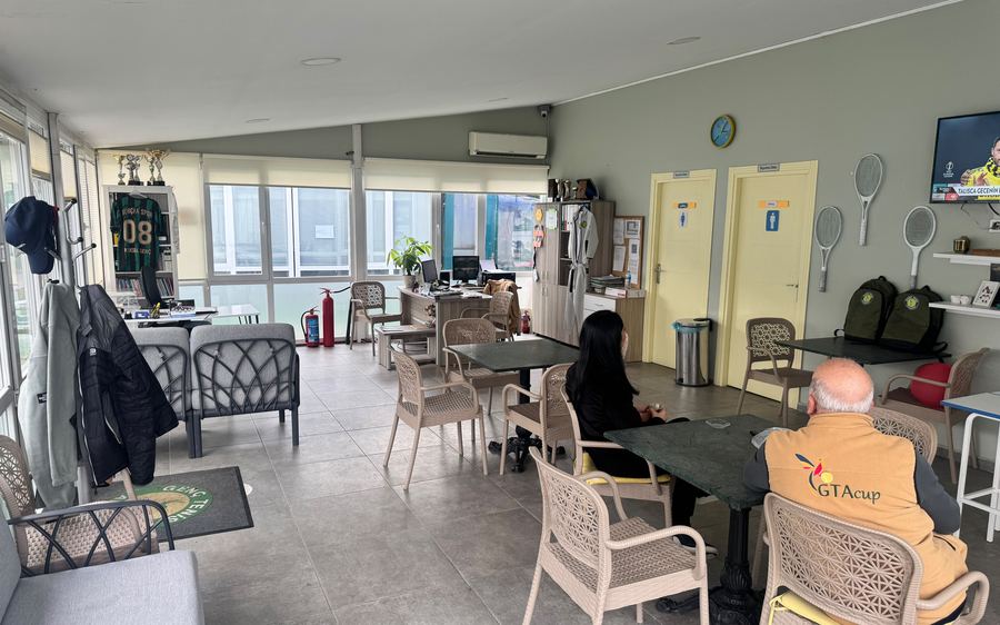 Velilerin antrenman süresince oturabildiği kapalı sosyal alan