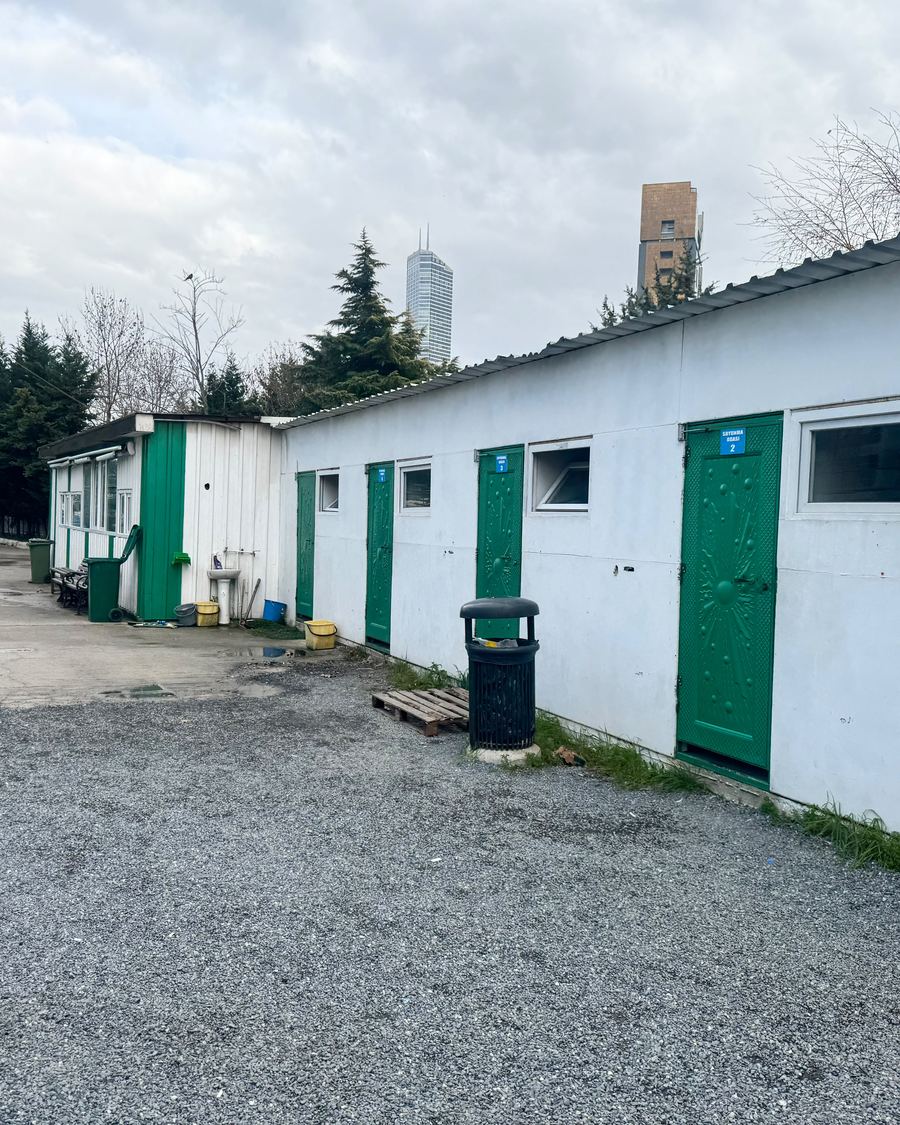 Tesisteki soyunma odaları ve sahaya çıkış yolu