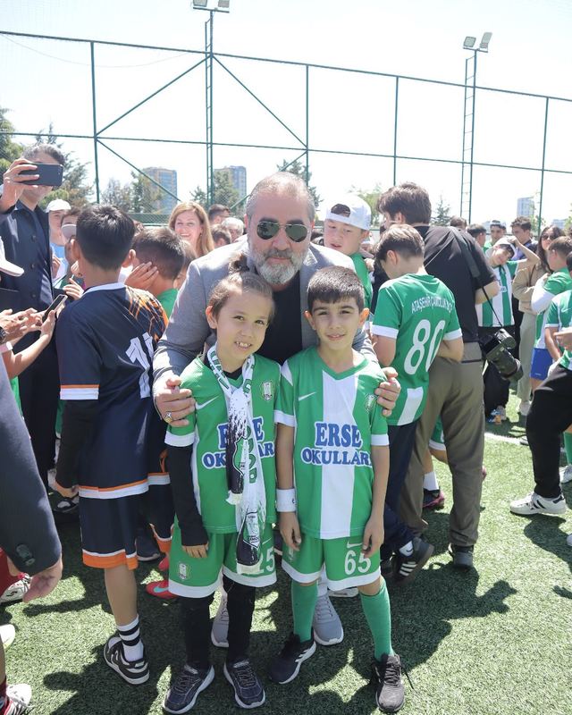 Kulüp formalarıyla iki genç futbolcu