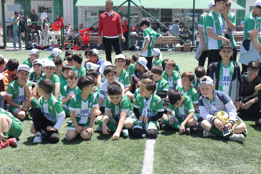 Kulüp formalarıyla turnuvada bir arada oturan Ataşehir Çamoluk Spor Kulübü futbolcuları
