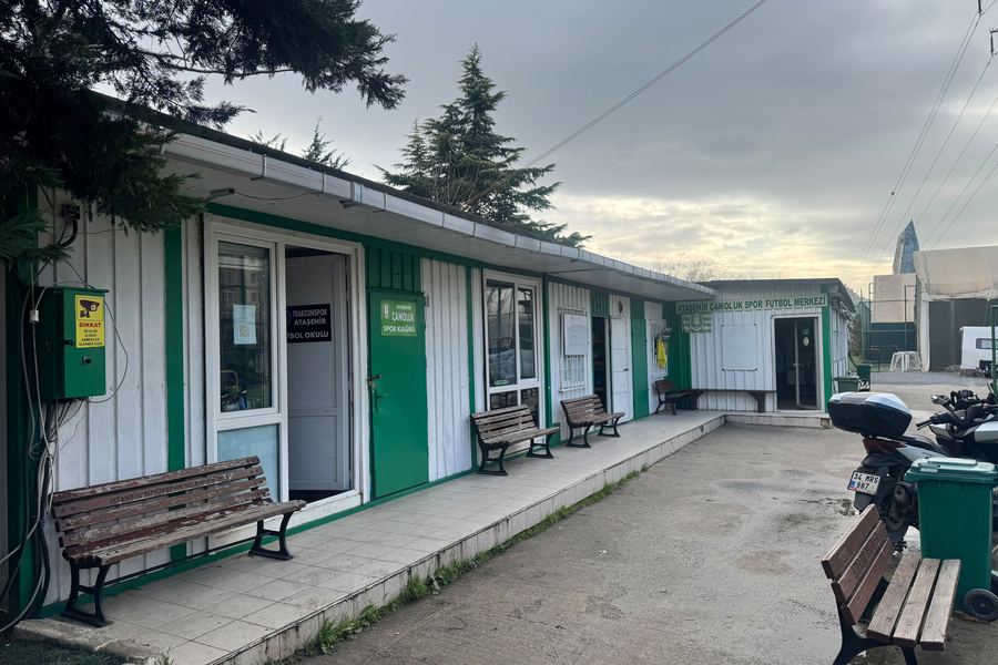 Ataşehir Çamoluk Spor Futbol Merkezi'nin yeşil beyaz kulüp binası ve girişi