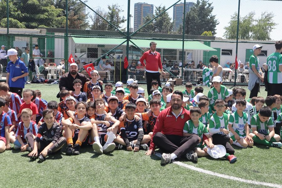 Sahada düzenlenen turnuvada takımlar ve Ataşehir'in kuleleri